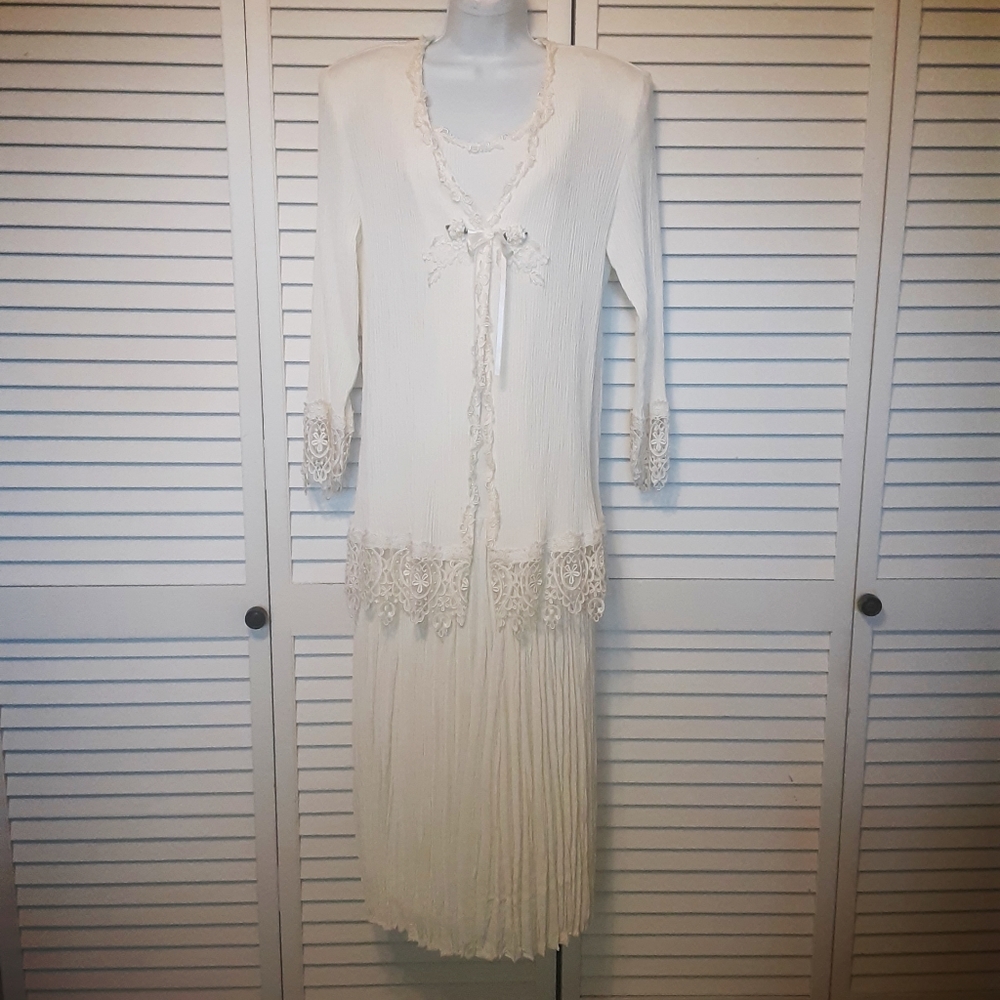 Vintage Lace & Crinkle Textured Wedding Reception Dress with Jacket - Picture 3 of 16
